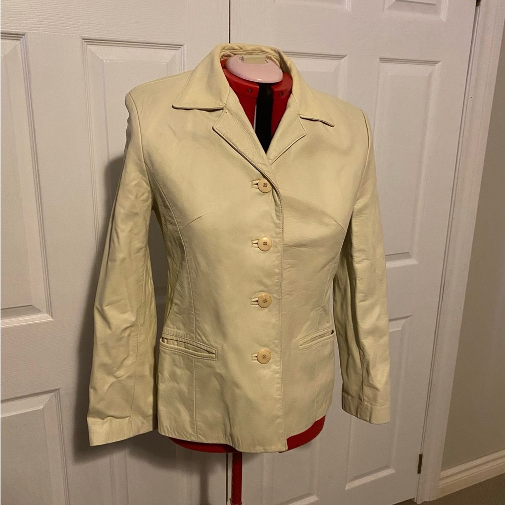 Danier beige Leather button up jacket with front pockets.